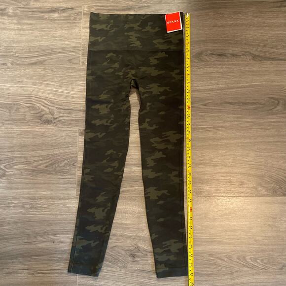 NWT SPANX Women's size Medium Green Camo "Look At Me Now" Leggings Gym Workout - Picture 4 of 5